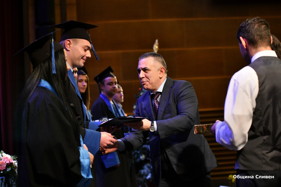 На тържествена церемония в зала „Сливен“ днес бяха връчени дипломите на Випуск` 2019 на Инженерно-педагогически факултет и Колеж –Сливен към Технически...